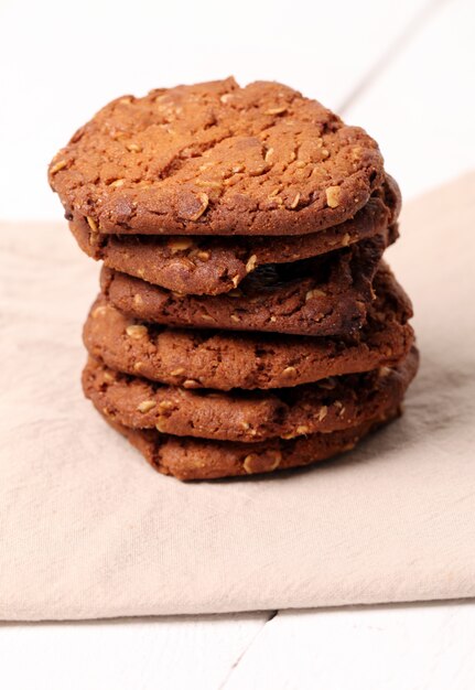 Galletas marrones de harina caseras en una mesa