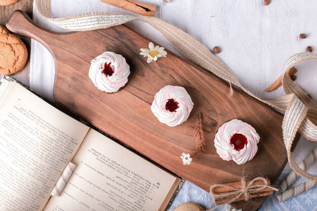 Galletas de merengue con mermelada de fresa.