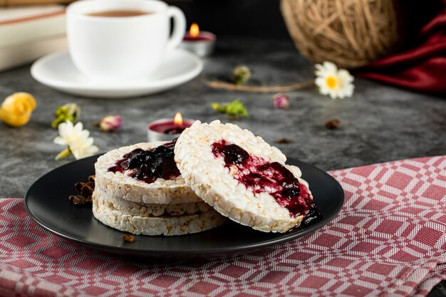 Galletas de mermelada de arroz con una taza de té