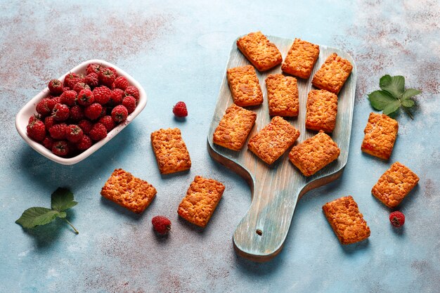 Galletas de mermelada de frambuesa deliciosas dulces con frambuesas maduras, vista superior