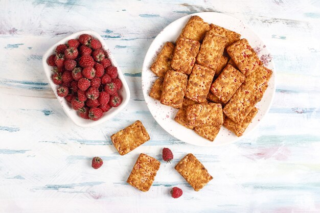 Galletas de mermelada de frambuesa deliciosas dulces con frambuesas maduras, vista superior