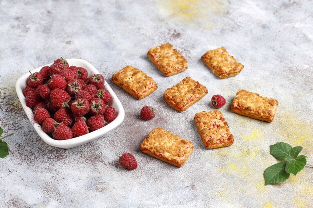 Galletas de mermelada de frambuesa deliciosas dulces con frambuesas maduras, vista superior