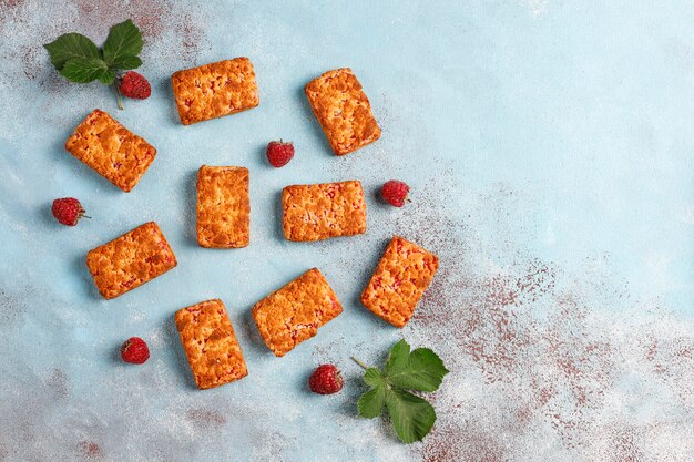 Galletas de mermelada de frambuesa deliciosas dulces con frambuesas maduras, vista superior