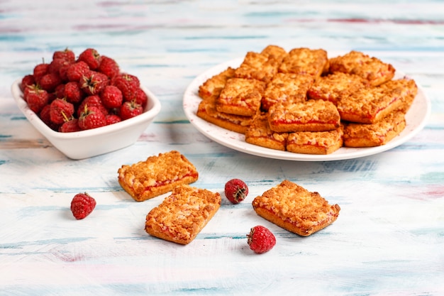 Foto gratuita galletas de mermelada de frambuesa deliciosas dulces con frambuesas maduras, vista superior