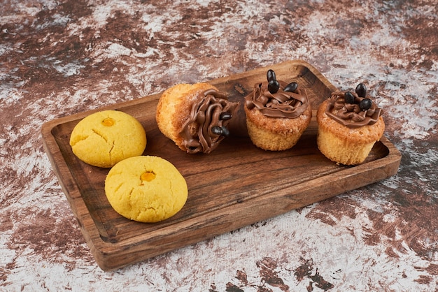 Galletas y muffins en una tabla de madera.