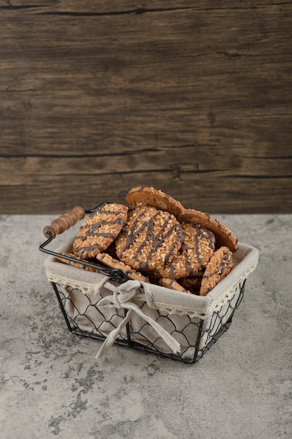 Galletas multicereales recién horneadas con glaseado de chocolate en la cesta.