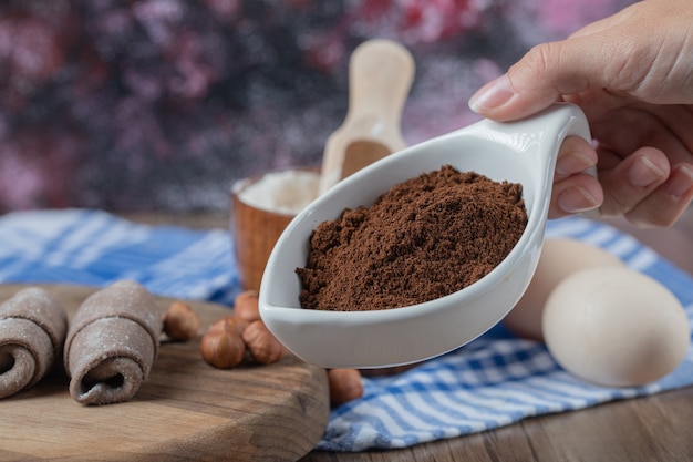 Foto gratuita galletas mutaki caucásicas fritas sobre una tabla de madera con canela en polvo.