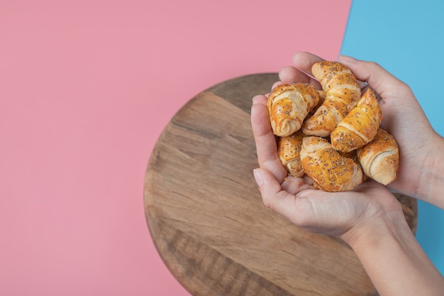 Galletas mutaki caucásicas fritas en una tabla de madera en el cuadro azul rosado.