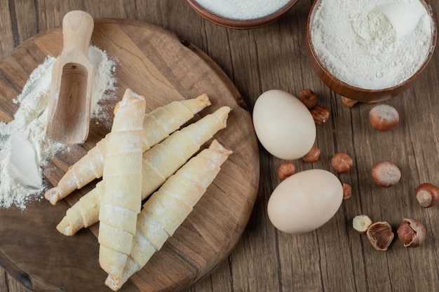 Foto gratuita galletas mutaki caucásicas con ingredientes sobre una tabla de madera.