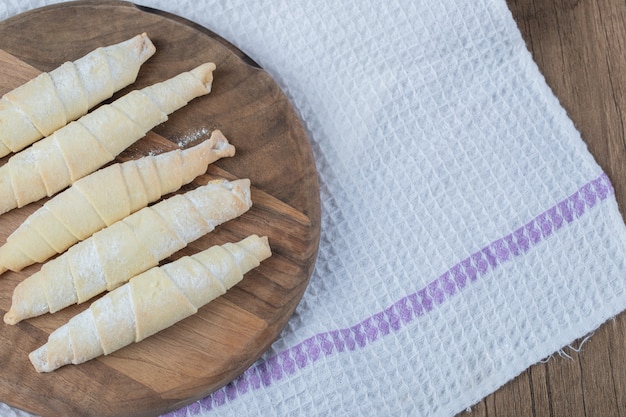 Foto gratuita galletas mutaki caucásicas sobre una tabla de madera.