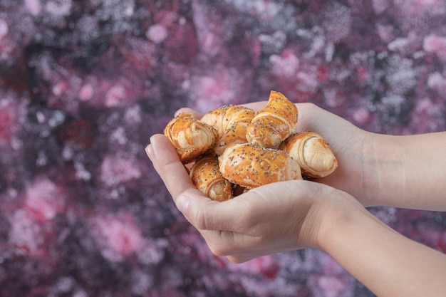 Galletas mutaki fritas en la mano del cocinero.