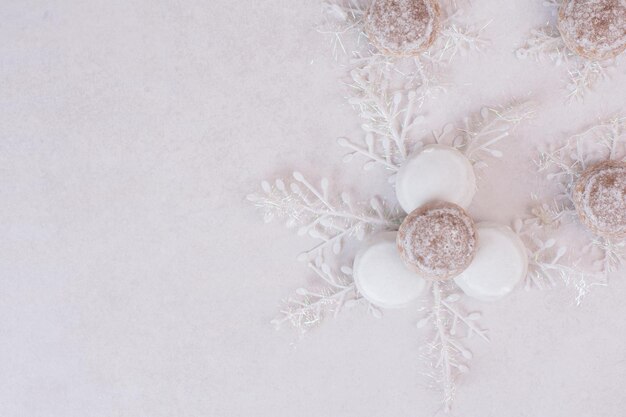 Galletas de Navidad con copos de nieve en mesa blanca.