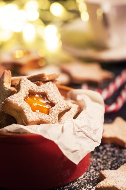 Galletas de navidad deliciosas con mermelada de naranja