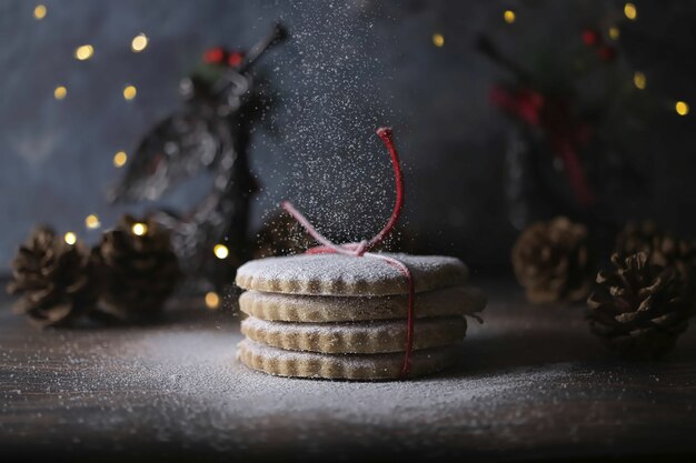 Galletas de Navidad dulces atadas con una cuerda sobre un fondo bokeh borrosa