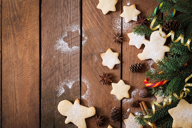 Foto gratuita galletas de navidad y guirnaldas