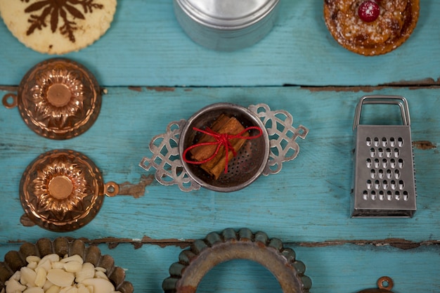 Foto gratuita galletas de navidad con moldes e ingredientes