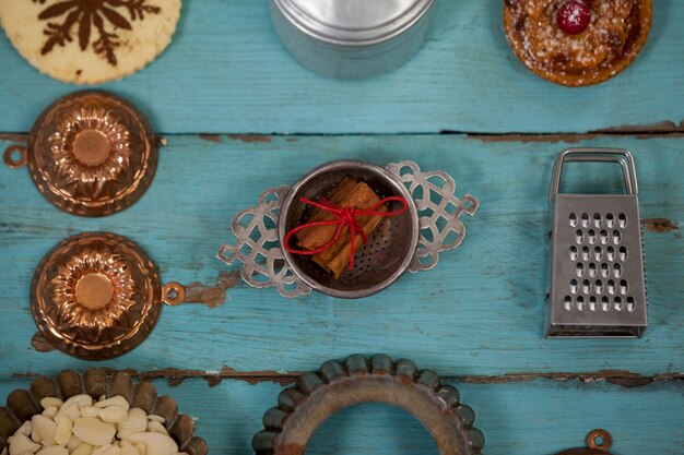 Galletas de navidad con moldes e ingredientes