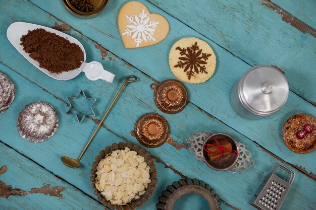 Galletas de navidad con moldes e ingredientes