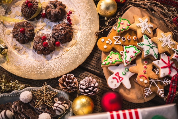 Foto gratuita galletas de navidad sabrosas con diferentes formas