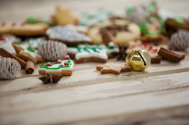 Galletas de navidad sobre una mesa de madera