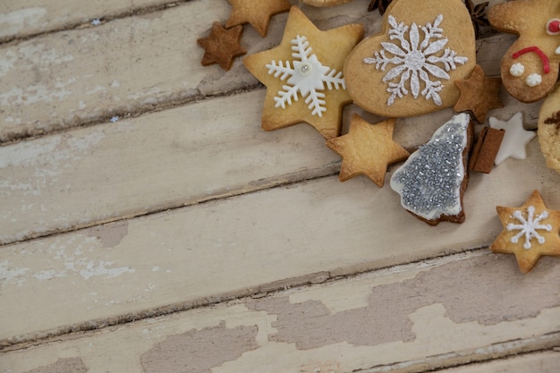 Foto gratuita galletas de navidad sobre una mesa de madera