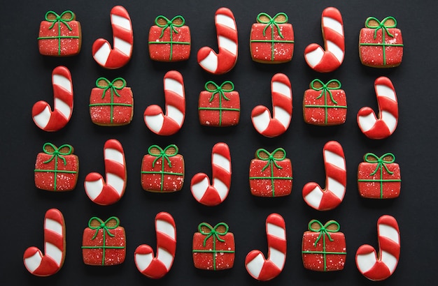 Foto gratuita galletas navideñas de jengibre hechas a mano cubiertas con glaseado multicolor
