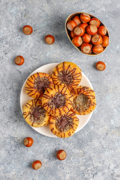 Galletas de nuez y chocolate con nueces alrededor, vista superior