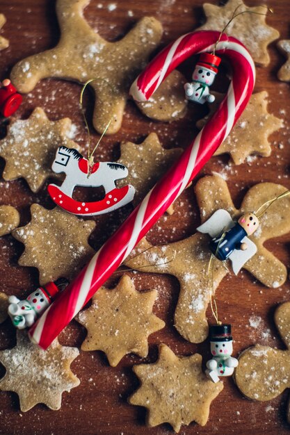 Galletas de pan de jengibre caseras de Navidad, dulces y decoración navideña