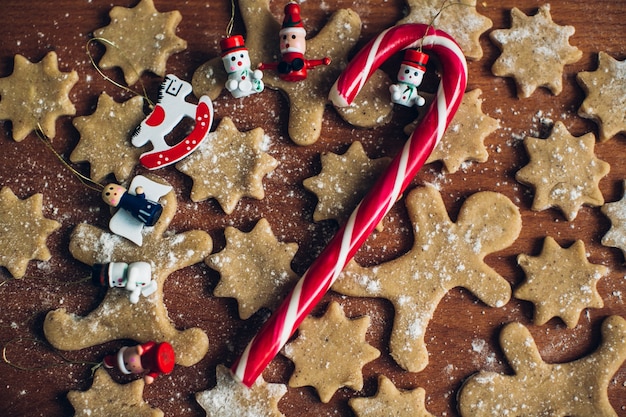 Galletas de pan de jengibre caseras de Navidad, dulces y decoración navideña