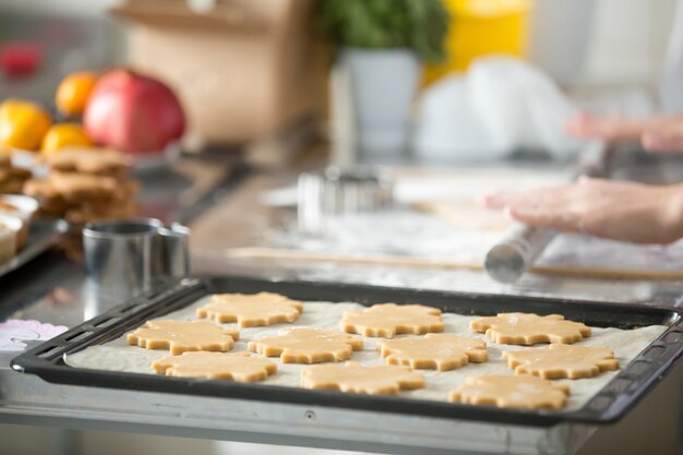 Galletas de pan de jengibre de Navidad en una fila en la bandeja