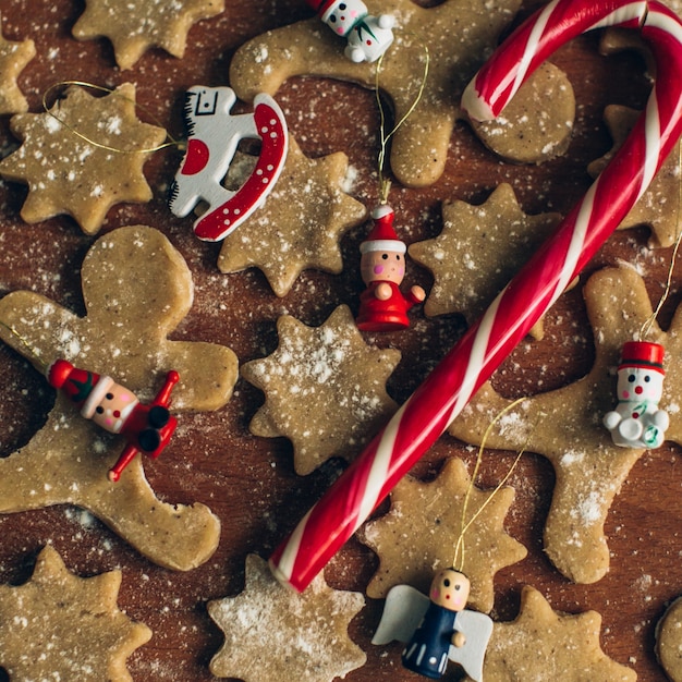 Foto gratuita galletas de pan de jengibre sobre fondo de madera.