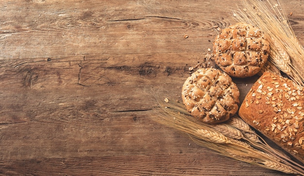 Galletas, pan y trigo en la mesa