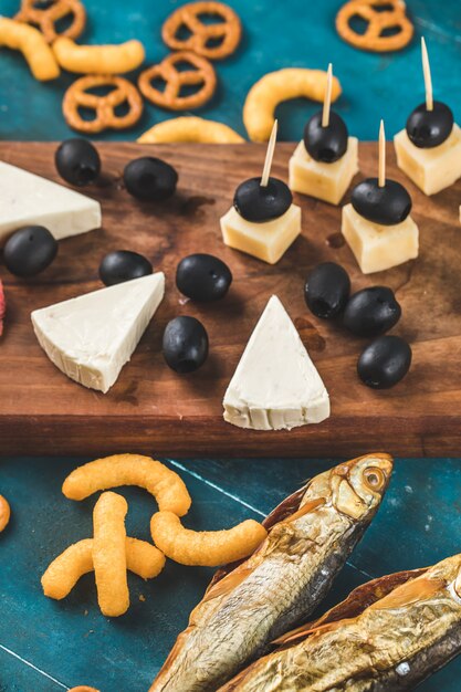 Galletas con pescado ahumado y queso en la mesa de madera