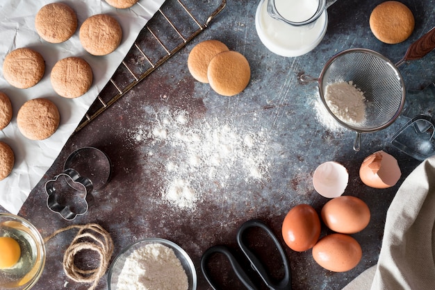 Foto gratuita galletas planas con harina y huevos