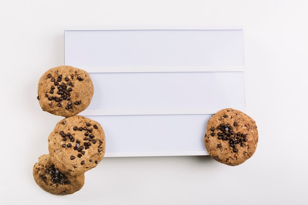 Galletas en plaqueta blanca