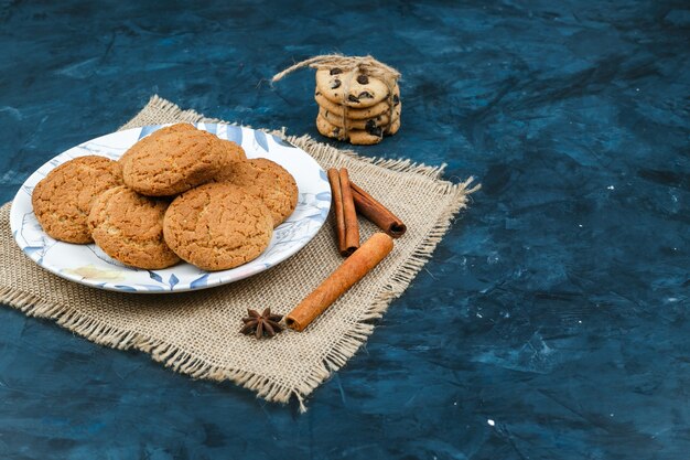 Galletas en un plato con especias, canela en rama