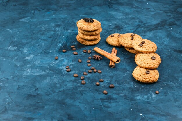 Galletas en un plato con especias, canela en rama