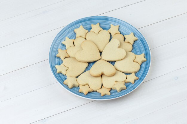 Galletas en un plato sobre un fondo de madera. vista de ángulo alto.