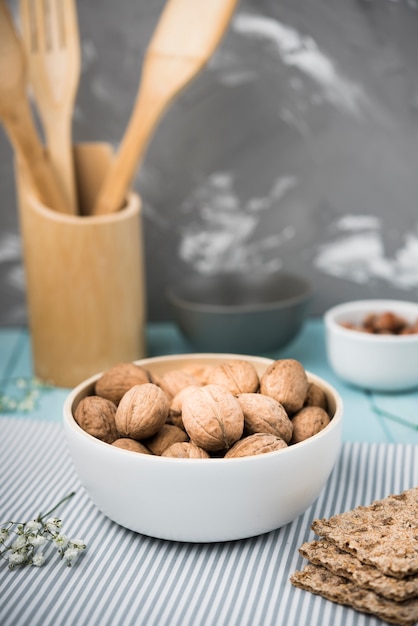 Foto gratuita galletas de primer plano con nueces