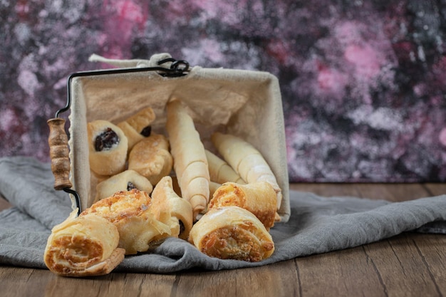 Galletas en recipiente metálico sobre toalla blanca.