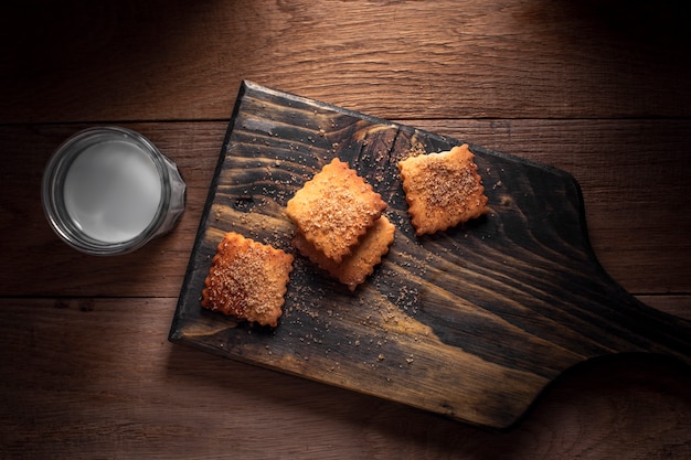 Foto gratuita galletas rectangulares planas con leche