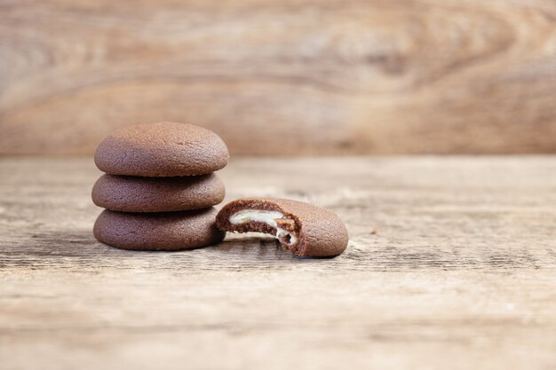 Galletas redondas de chocolate sobre un fondo de madera