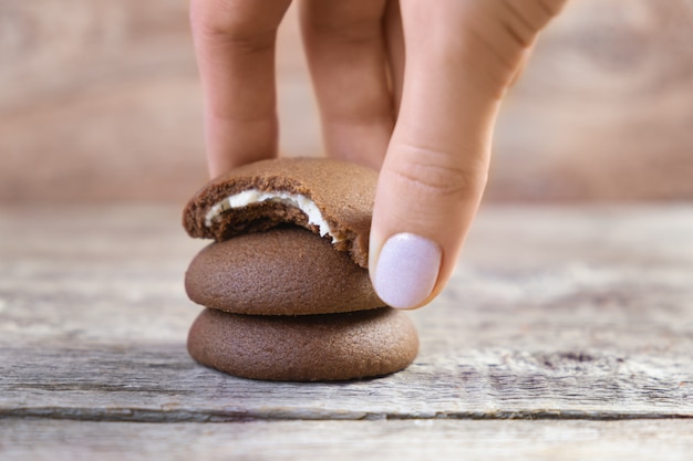 Galletas redondas de chocolate sobre un fondo de madera