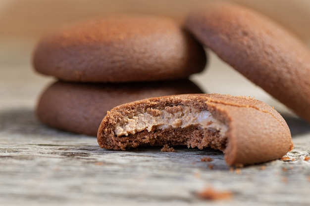 Galletas redondas de chocolate sobre un fondo de madera