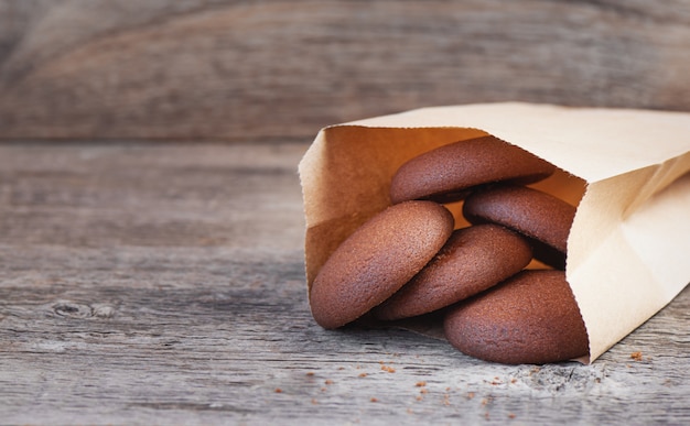 Galletas redondas de chocolate sobre un fondo de madera