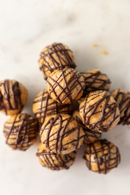 Foto gratuita galletas redondas marrones sobre superficie blanca