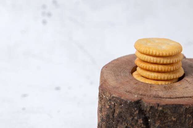 Galletas redondas vista frontal en el escritorio de madera