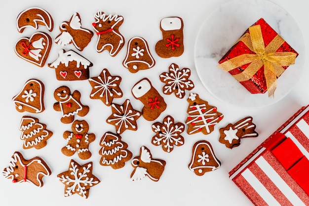 Foto gratuita galletas y regalos navideños de pan de jengibre