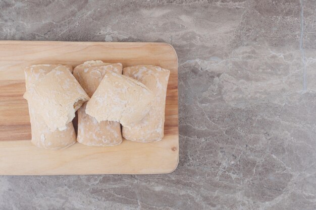 Galletas con relleno agrupadas en una placa de mármol