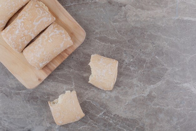 Galletas con relleno agrupadas en una placa de mármol